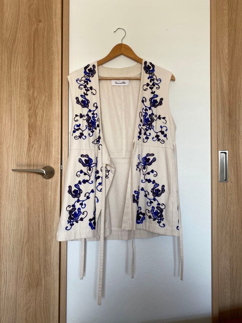 【値下げ交渉可】saramallika 刺繍ベスト ベージュ 青