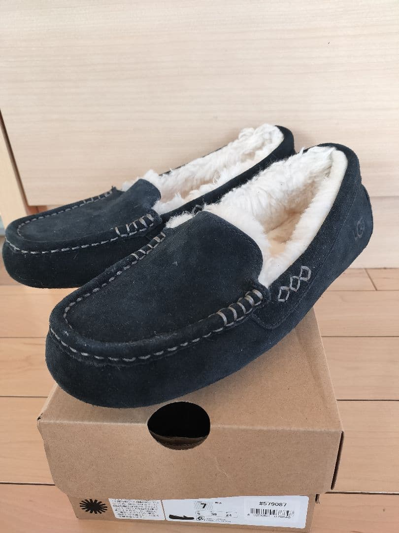 UGG Ansley ブラック モカシン スリッポン