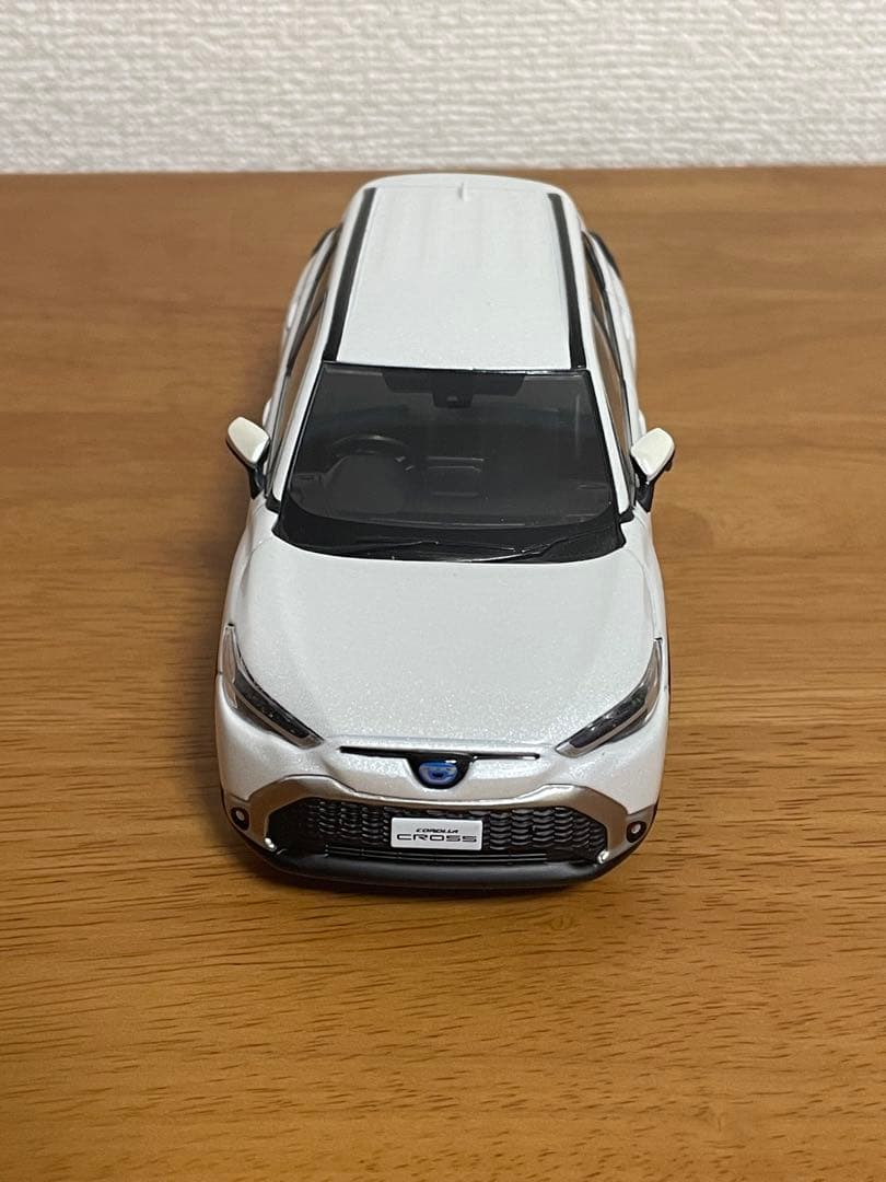 カローラクロス　1/30 ミニカー　プラチナホワイトパールマイカ