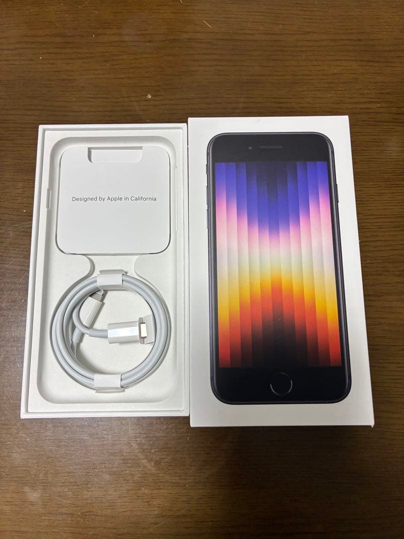 iPhone SE 3世代 64GB SIMフリー 箱 充電ケーブル付き
