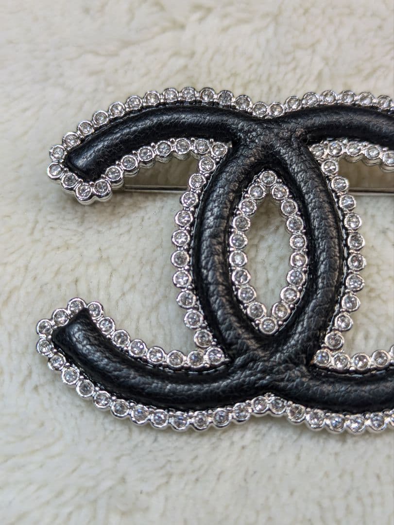 シャネル　ブローチ　レザー　ラインストーン　クリスタル　CHANEL　ココマーク