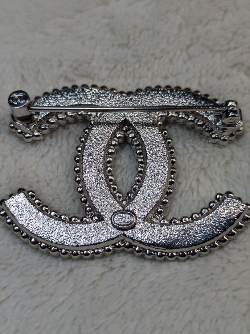 シャネル　ブローチ　レザー　ラインストーン　クリスタル　CHANEL　ココマーク