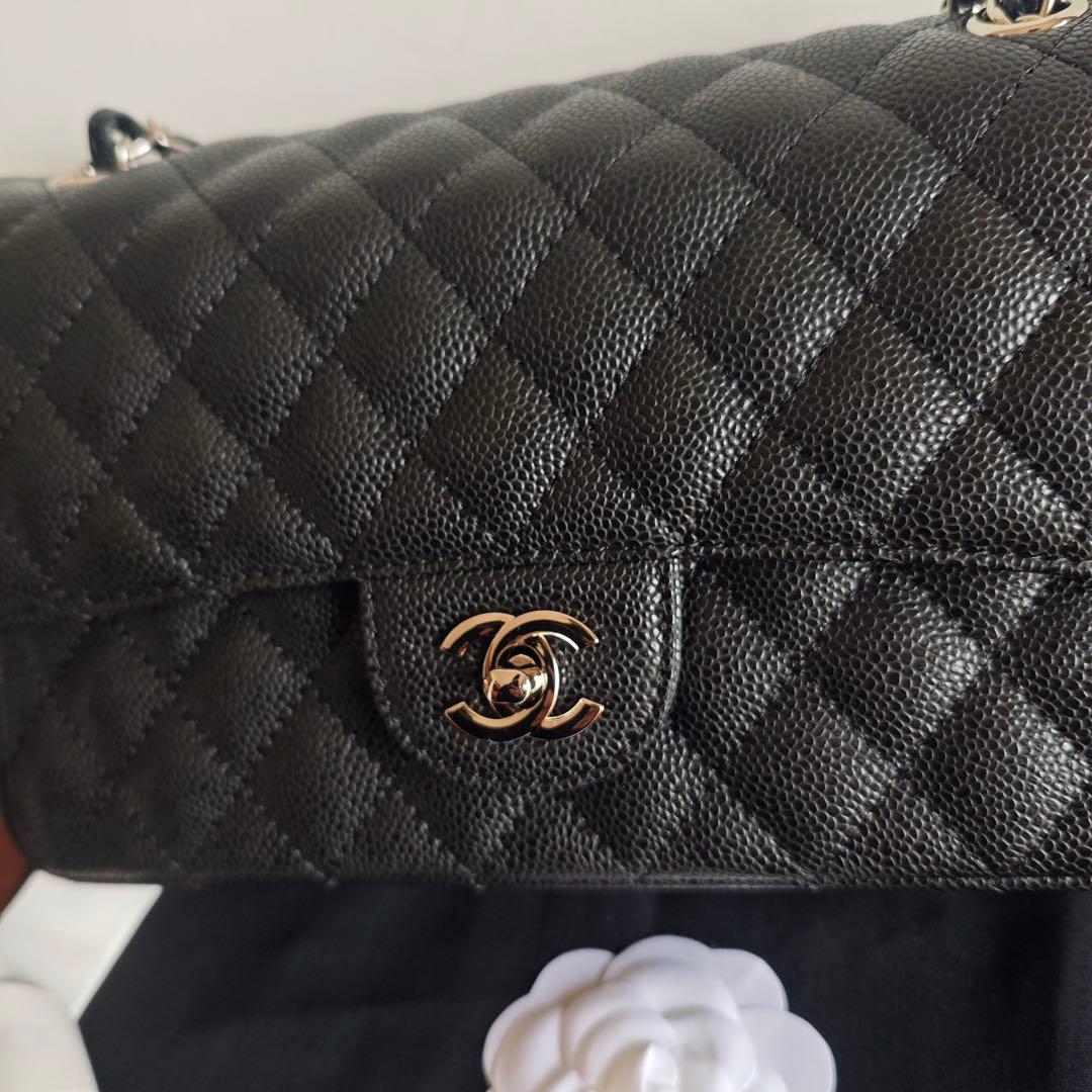 キルティングデザインのブラックレザーショルダーバッグ