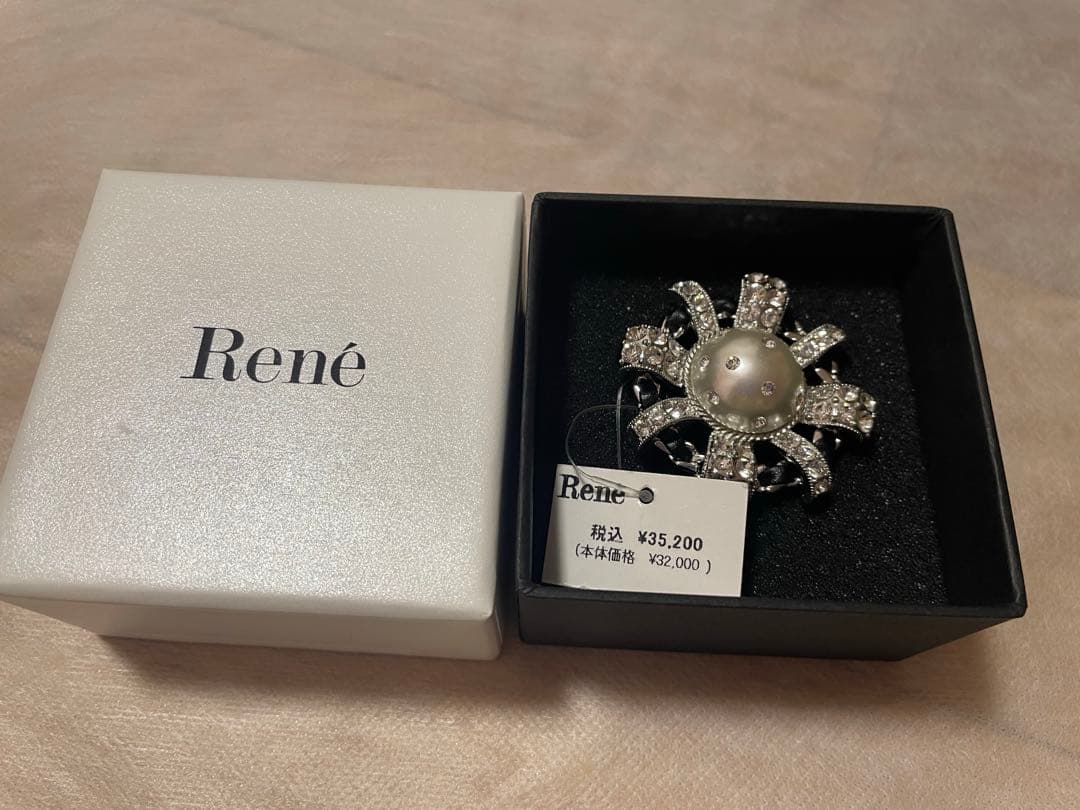 René ブローチ
