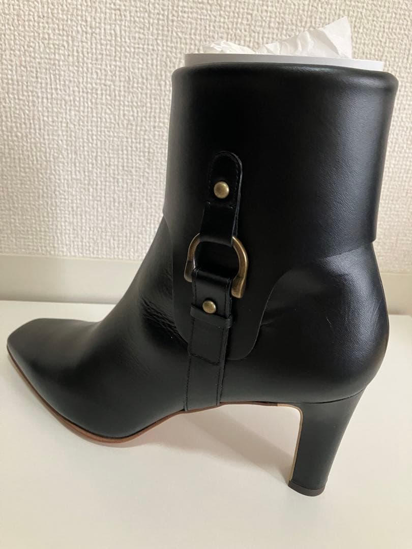 DIANA 黒レザーブーツ バックル付き