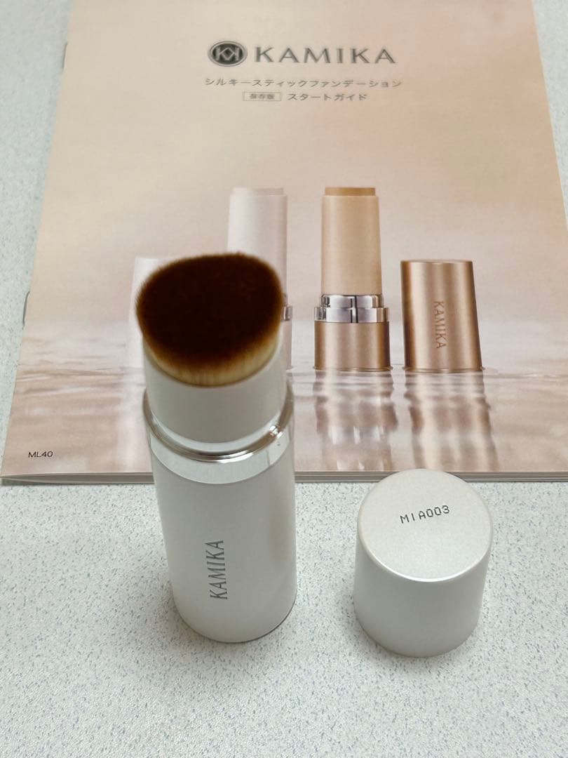 週末セール＊新品КАМІКАシルキースティックファンデーションホワイトガイド付