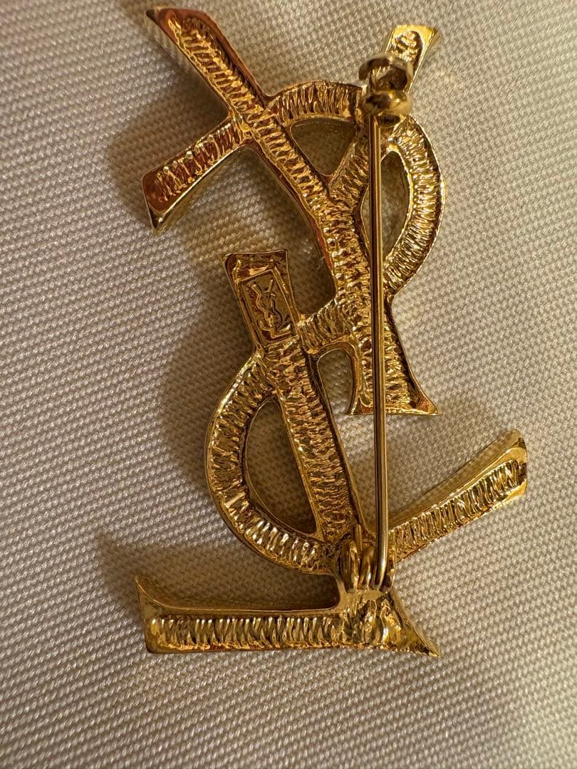 イブ・サンローラン ロゴ ブローチ ピンの留め具が外れてます。