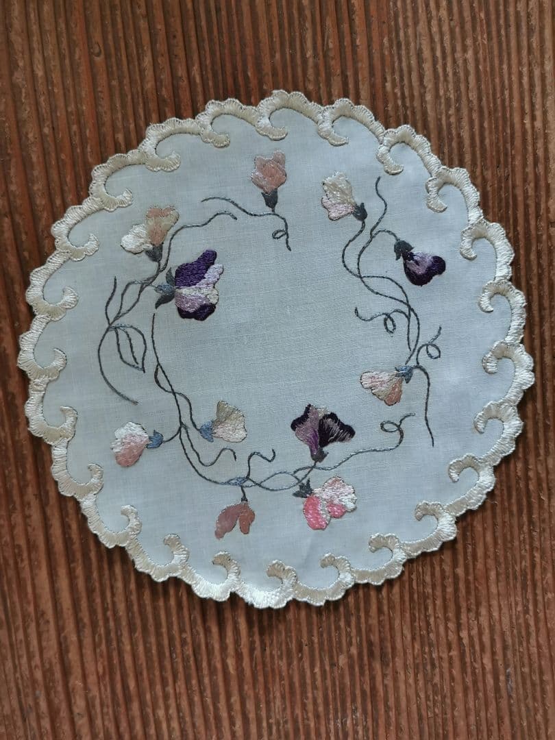アンティーク ソサイエティシルク手刺繍 スィートピー 菫 スカラップドイリー