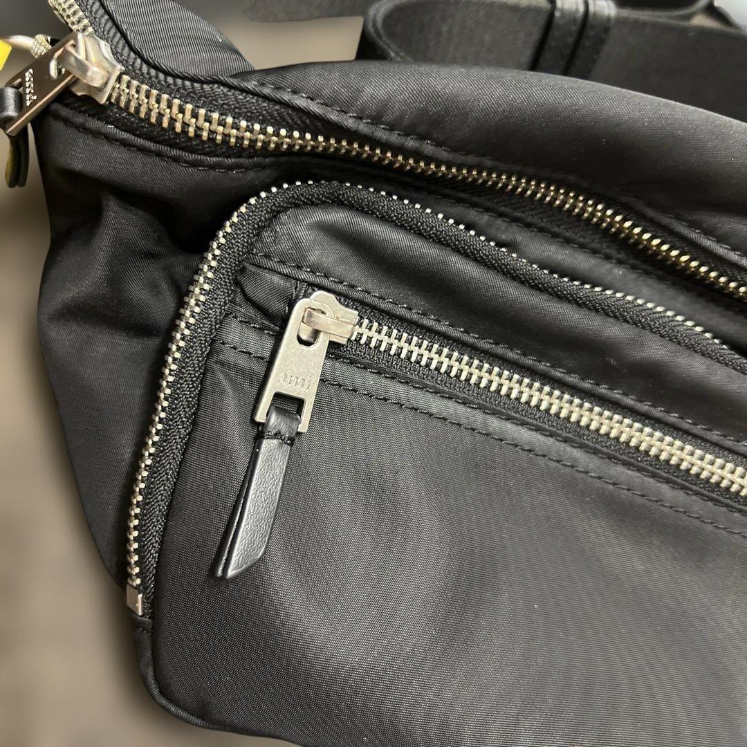 ami parisショルダー黒いナイロンボディバッグ ハートロゴ付き