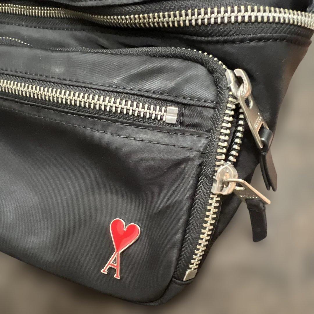 ami parisショルダー黒いナイロンボディバッグ ハートロゴ付き