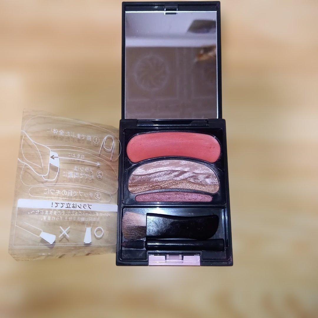 AUBE アイシャドウパレット ブラウン系とピンク系
