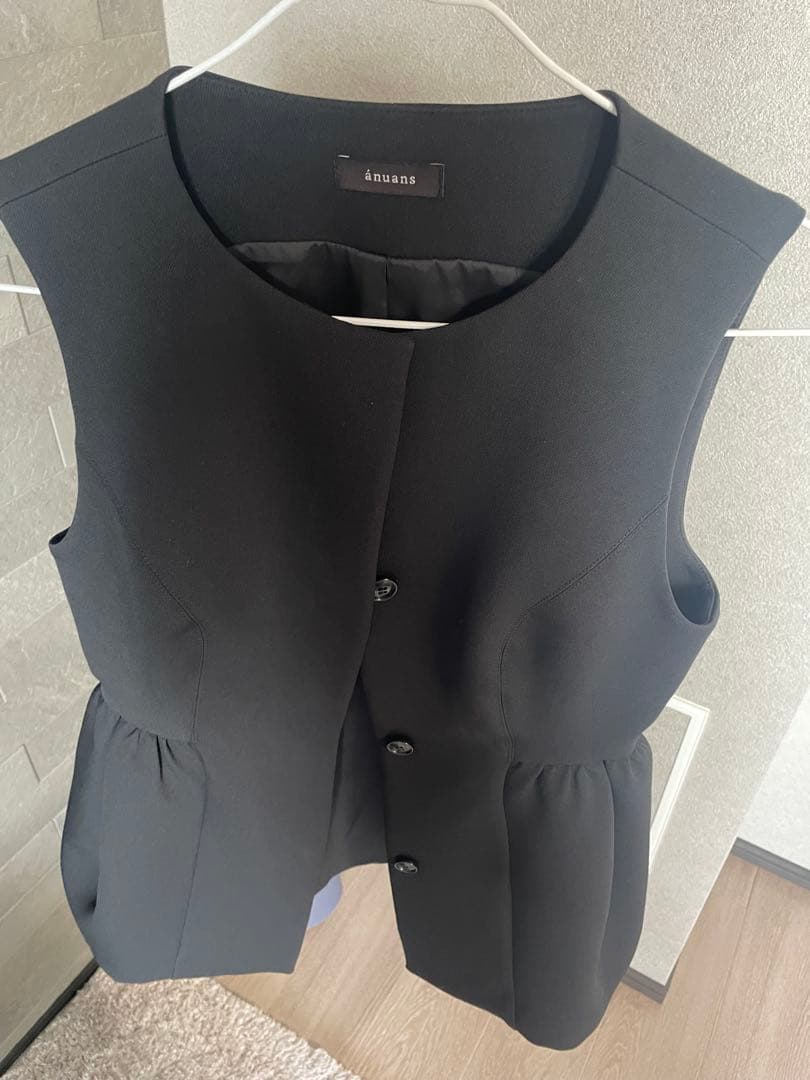 ペプラムフォルムトップス black anuans