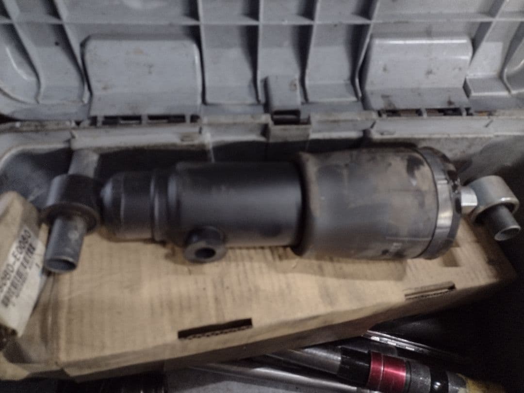 日野自動車スーパードルフィンプロフィア用リアキャブサス１個