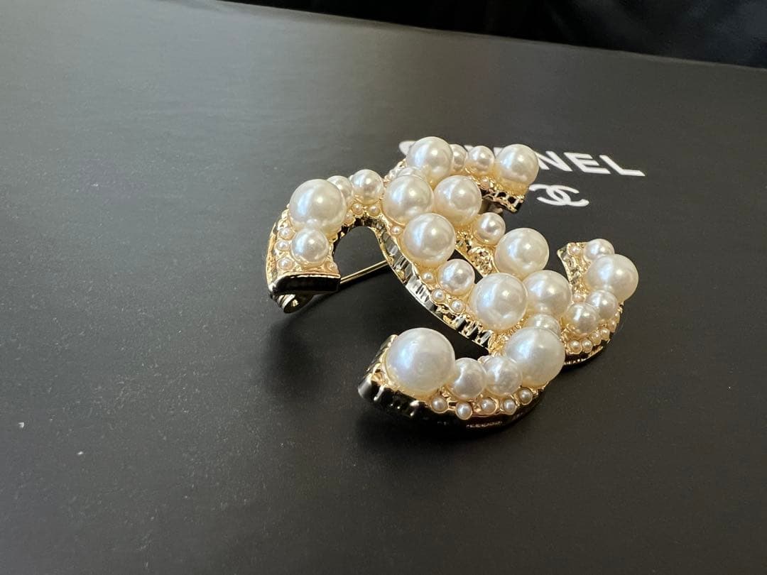 CCパール装飾ロゴブローチ