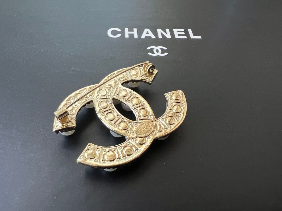 CCパール装飾ロゴブローチ