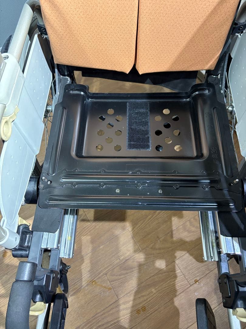 パラマウントベッド　車いす　330Sシリーズ　座面低め