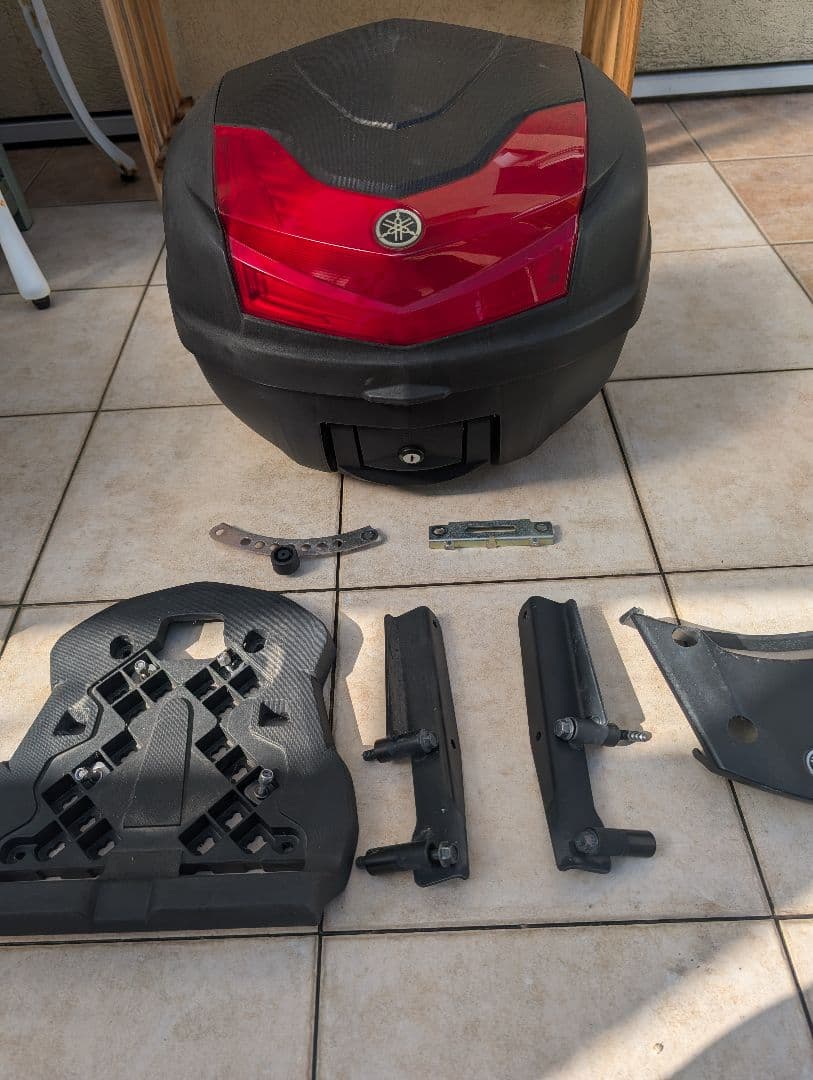 YAMAHA　トリシティ リアボックス　 取り付け金具付き