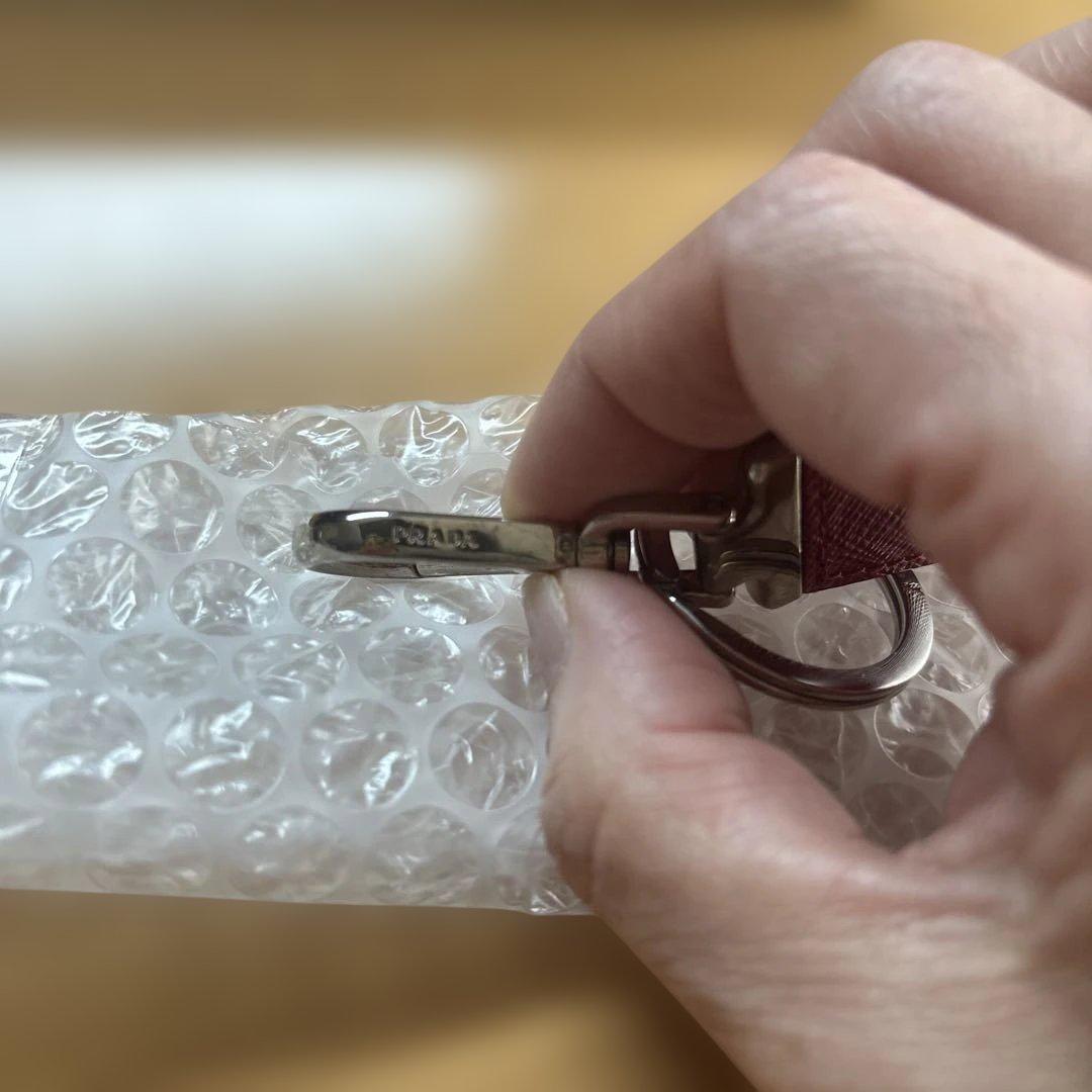 PRADA トライアングルキーリングサファイアーノレッド