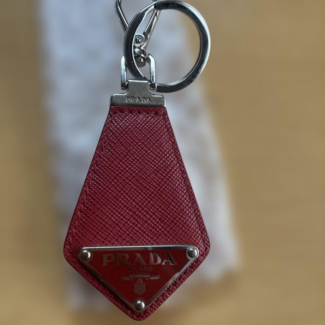 PRADA トライアングルキーリングサファイアーノレッド
