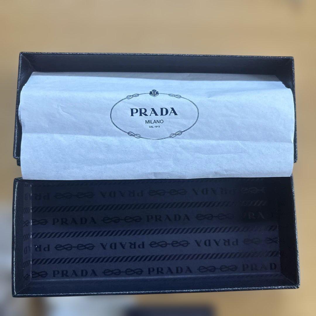 PRADA トライアングルキーリングサファイアーノレッド