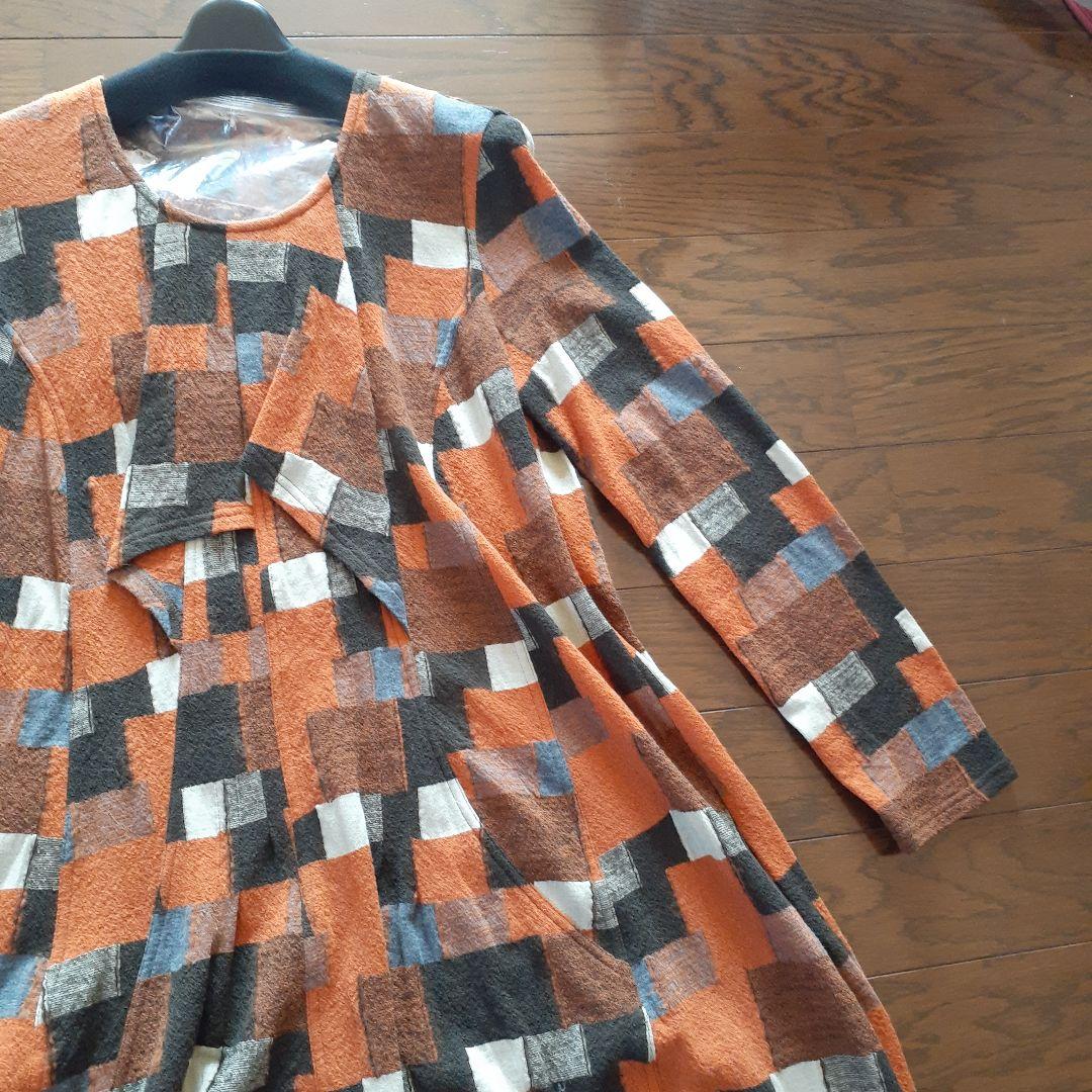 センソユニコ　オレンジ・黒・白のパターン長袖ワンピース