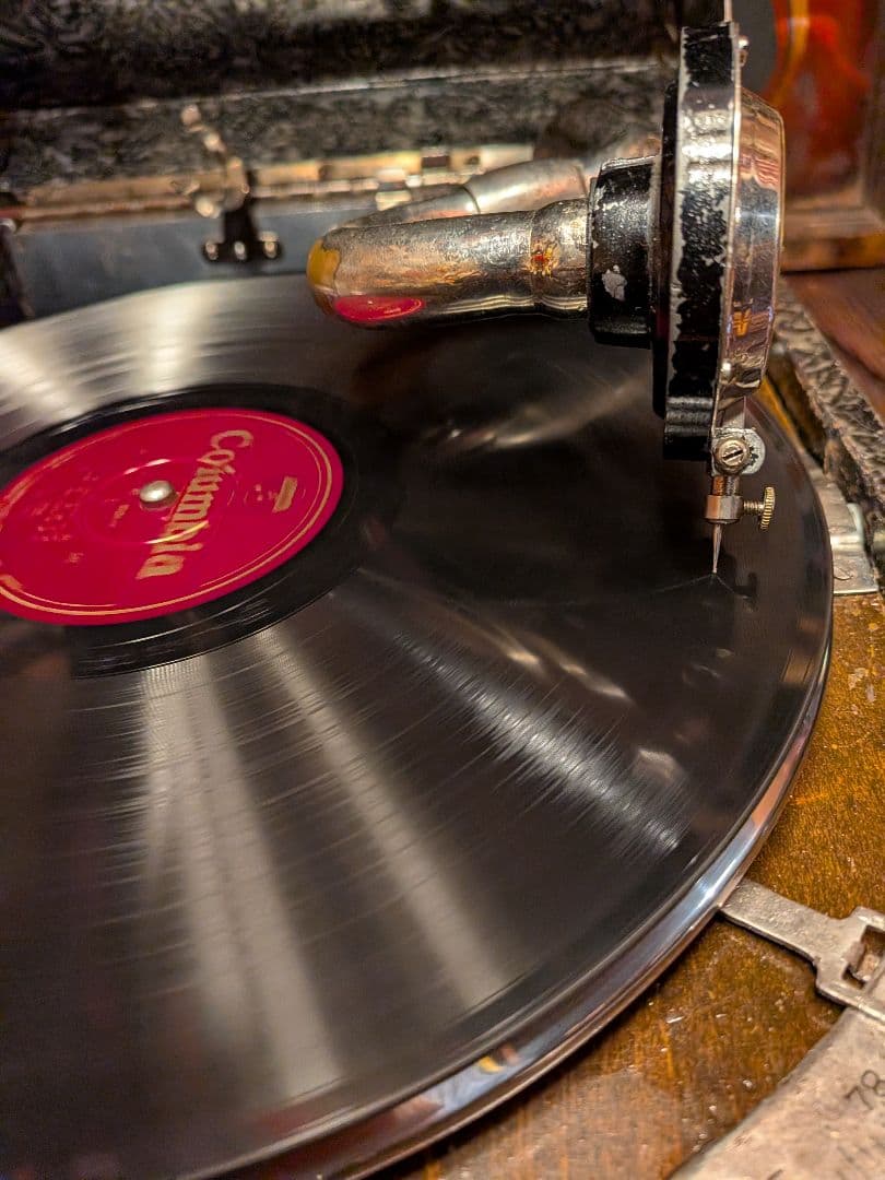 B*A様 パラゴン (Paragon) のポータブル蓄音機です。﻿