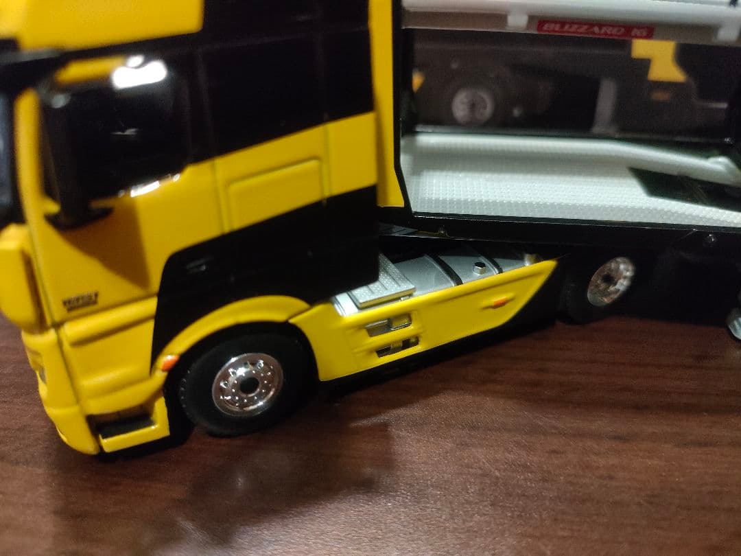 MINIGT Mercedes-Benz アクトロス 黄色 右ハンドル 1/64