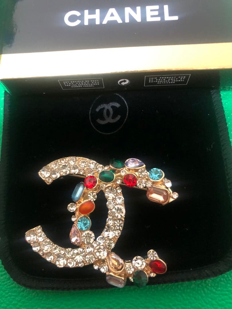 【新品・未使用】 CCロゴ ブローチ マルチカラー 　 希少カラー