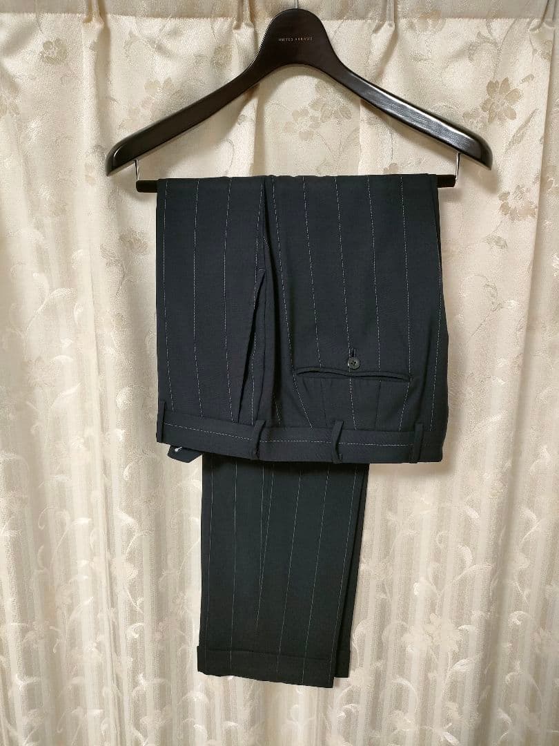 ブリッラペルイルグスト　秋冬スーツ　46サイズ