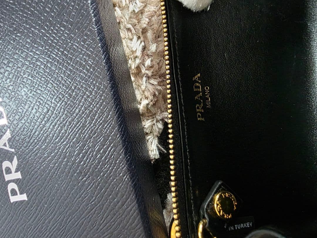 美品プラダ　ヴィッテロムーブ　キーリング　ケースロゴ金具