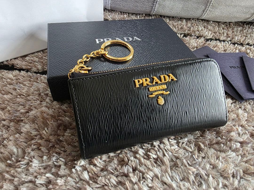 美品プラダ　ヴィッテロムーブ　キーリング　ケースロゴ金具