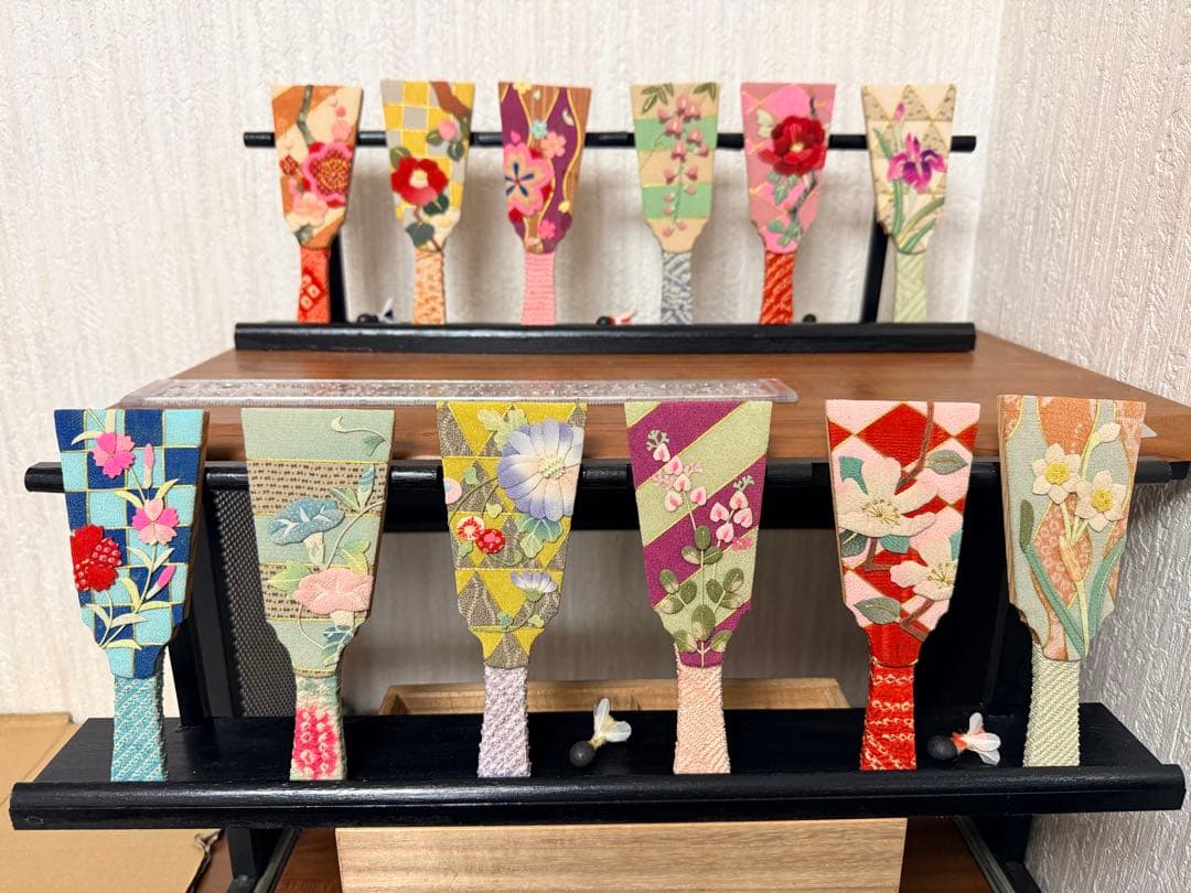 ちりめん細工 羽子板 12か月セット 季節の花 十二ヶ月 縁起物 飾り台、羽付き