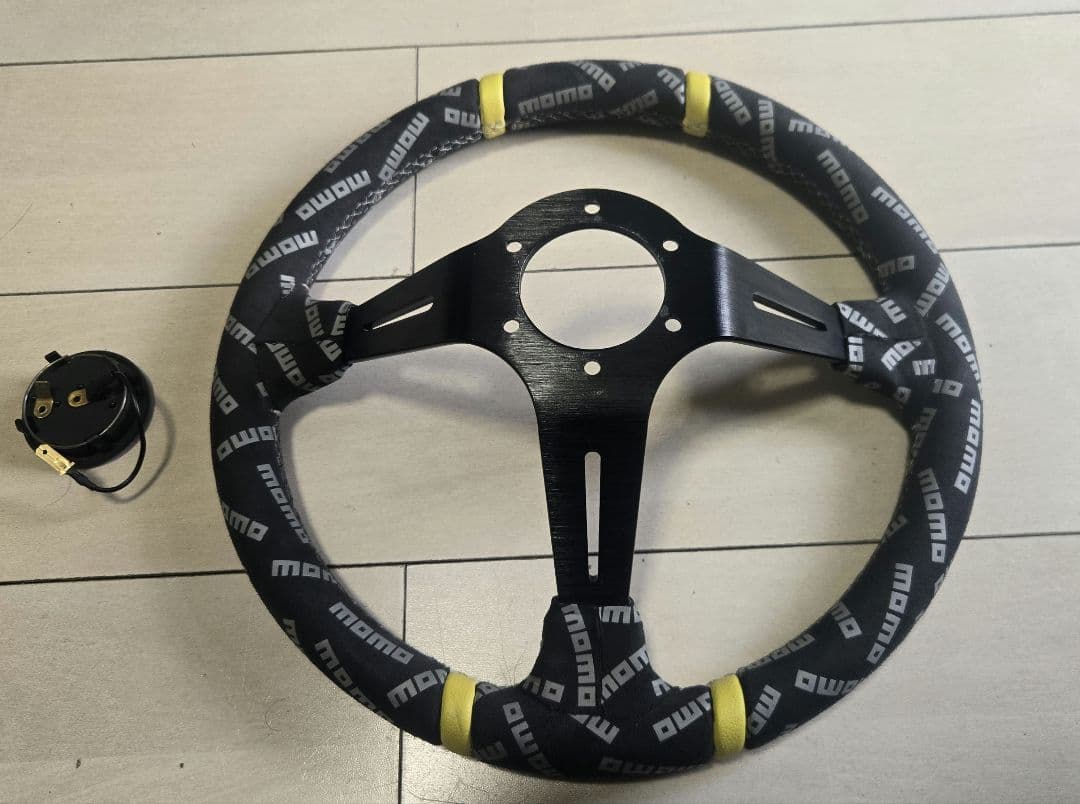 MOMO ステアリング ディープコーン 35 黒/黄色