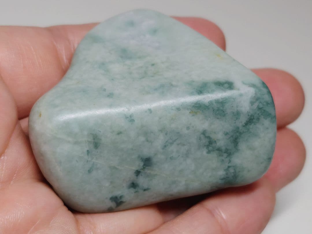 糸魚川153 翡翠 106g ヒスイ 原石 鑑賞石 自然石 誕生石 鉱物 鉱石