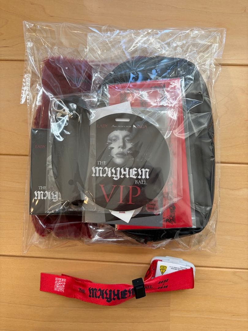 Lady Gaga The MAYHEM Ball VIP GOLD 限定グッズ