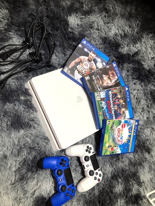 PlayStation4 プレイステーション4 カセット付き　コントローラー２個