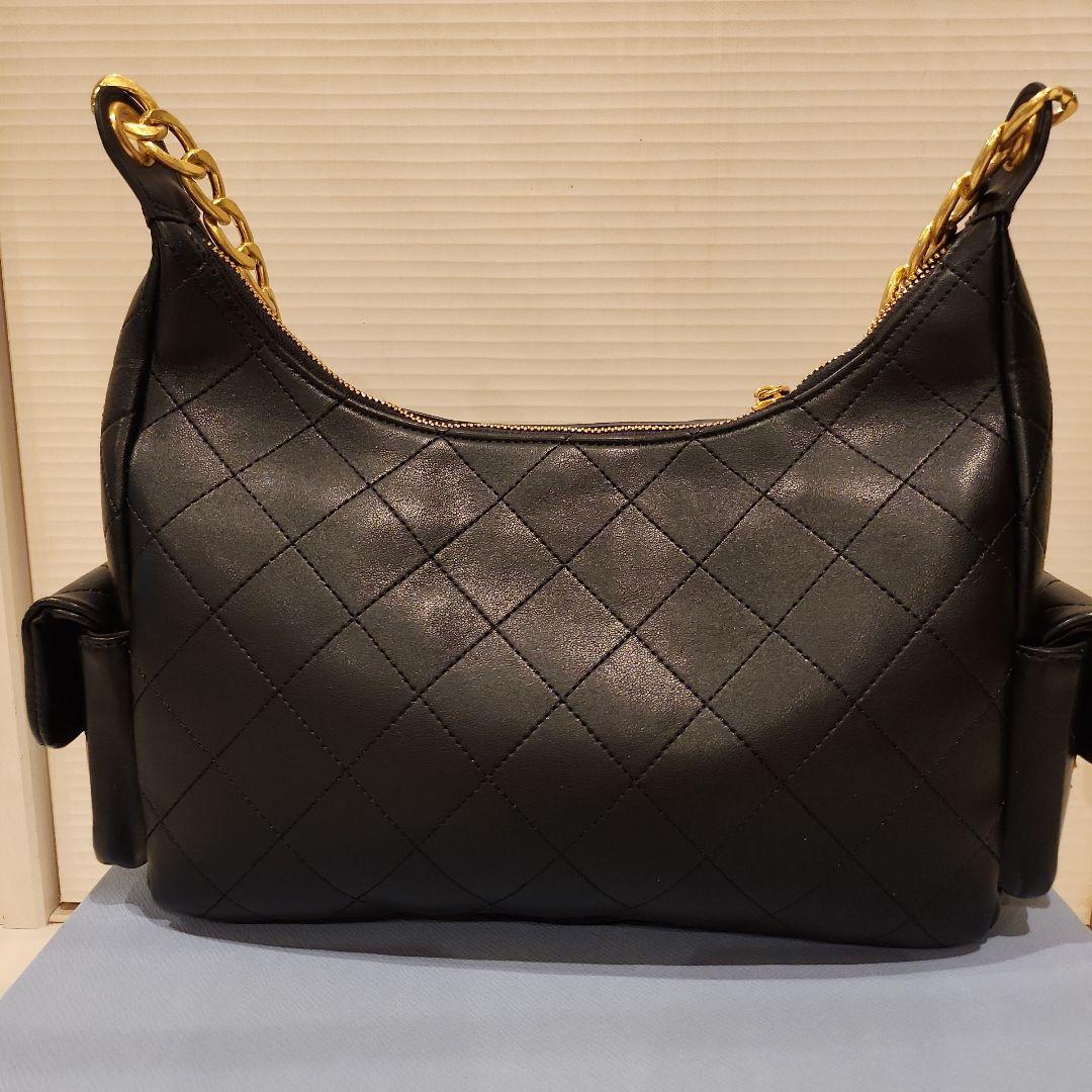 CHANEL　ホーボーバッグ　シープスキン本革