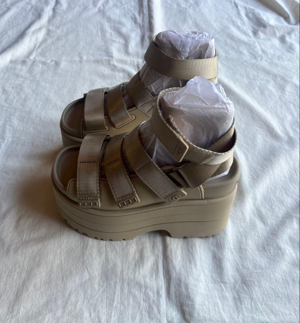 UGG 厚底サンダル　GOLDENRISE