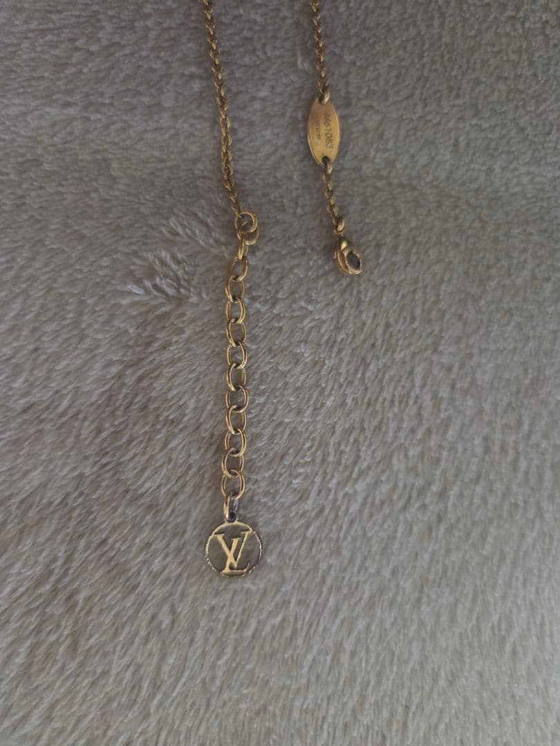 V字型ペンダントネックレス