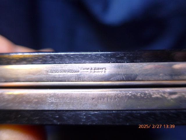 高級銀器のUYEDA扱いのスターリングシルバーの２つ折りの額です。元箱、栞つき、