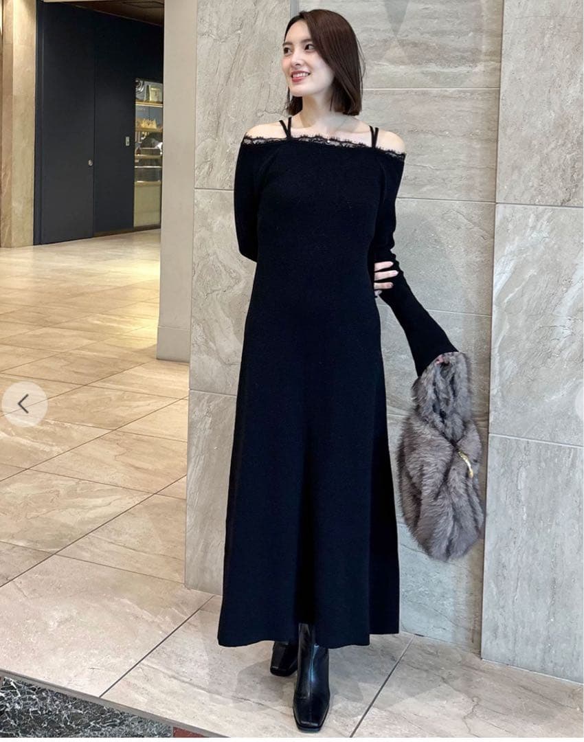 新品タグ付　COCODEAL レースディティールオフショルニットワンピース