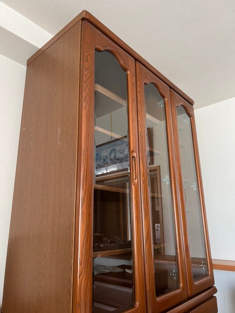 ブラウン木製食器棚 ガラス扉付き