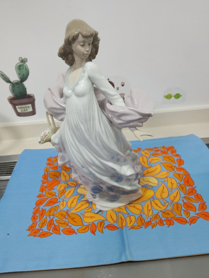 専用です。 LLADRO、春の輝き。ドレスの美しさ。バスケットの花が魅力。