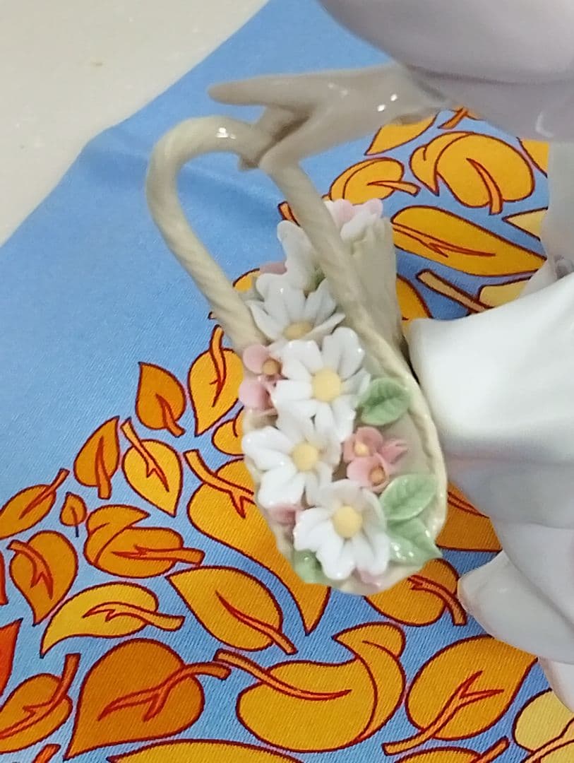 専用です。 LLADRO、春の輝き。ドレスの美しさ。バスケットの花が魅力。