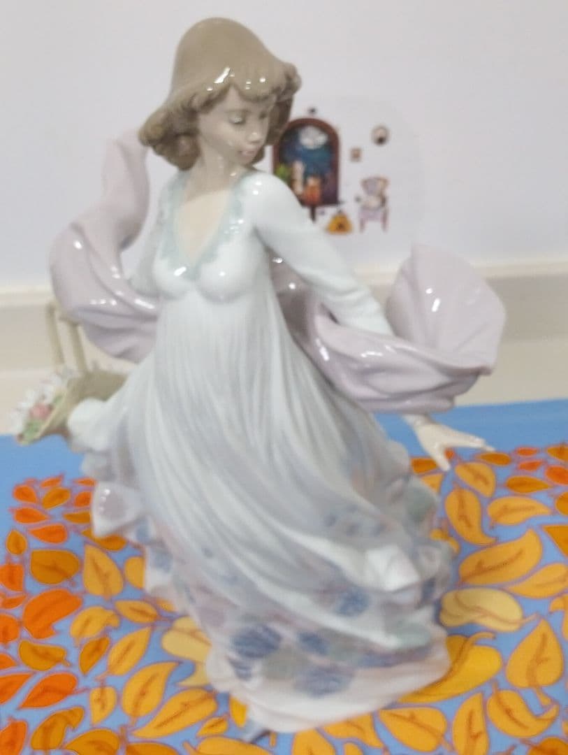 専用です。 LLADRO、春の輝き。ドレスの美しさ。バスケットの花が魅力。