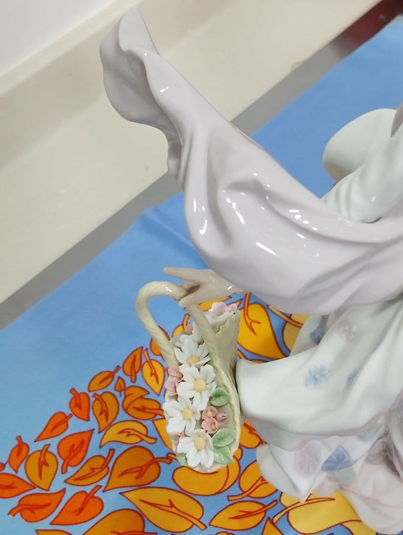 専用です。 LLADRO、春の輝き。ドレスの美しさ。バスケットの花が魅力。