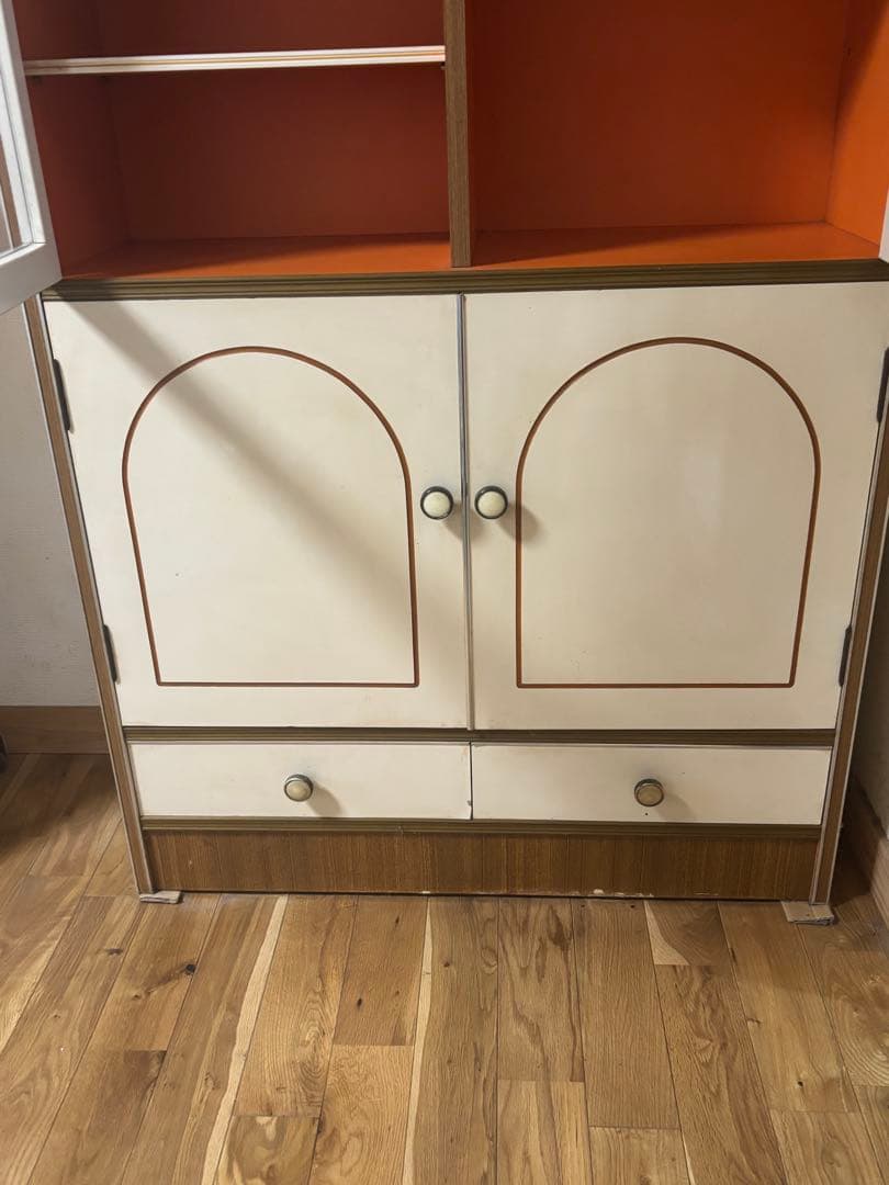 昭和レトロポップ　食器棚 アーチ型ガラス扉　オレンジ