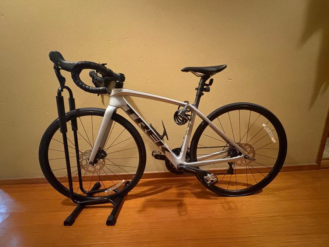 ・アルミフレーム ・カーボンフォーク ・ディスクブレーキ ・ドロップハンドル