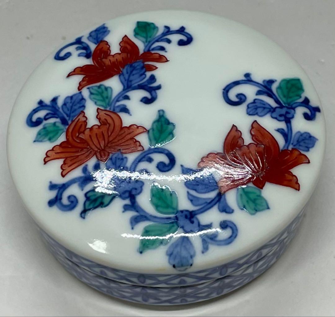 人間国宝　十三代　今泉今右衛門　色鍋島唐花文　香合　四方桟共箱　共布2枚　J17