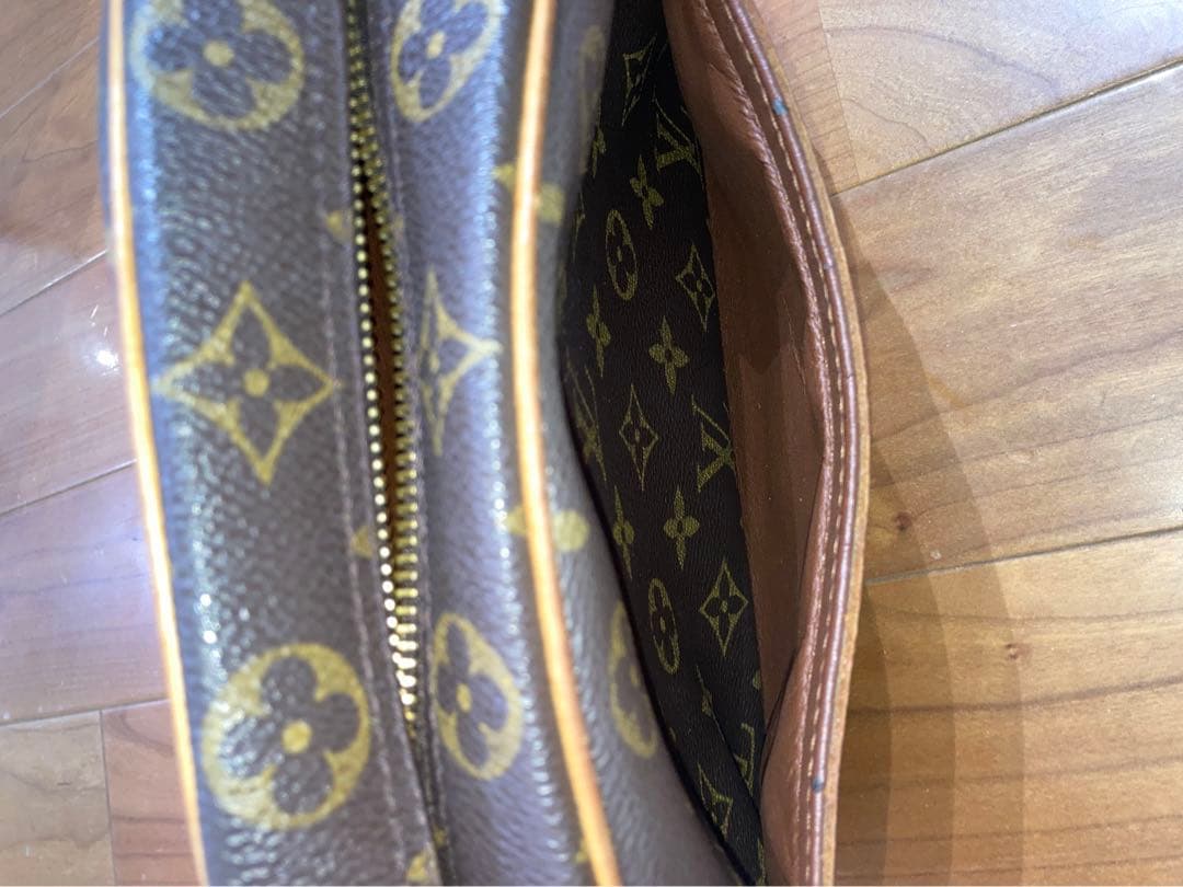 Louis Vuitton ルイヴィトン　モノグラム　斜め　ショルダーバッグ